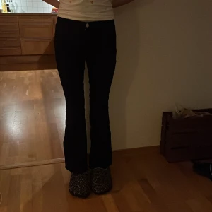 low waist jeans - Säljer dessa snygga svarta low waist jeans i storlek 158. Har haft de på mig några få gånger men de börjar bli för små för mig😌.