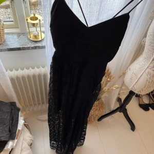 Spets klänning - Svart spets klänning med snygg rygg! 🖤 Köpt på sellpy men har aldrig använt den pga att den är för stor och lång på mig! Jag är 164 cm lång