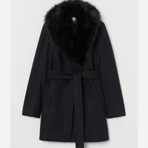 Kappa med pälskrage - Säljer min kappa från hm, den är slutsåld på hemsidan.  Fuskpäls men väldigt fin och fluffig som ser äkta ut, köparen står för frakten elelr upphämtning i Uppsala/Luthagen 