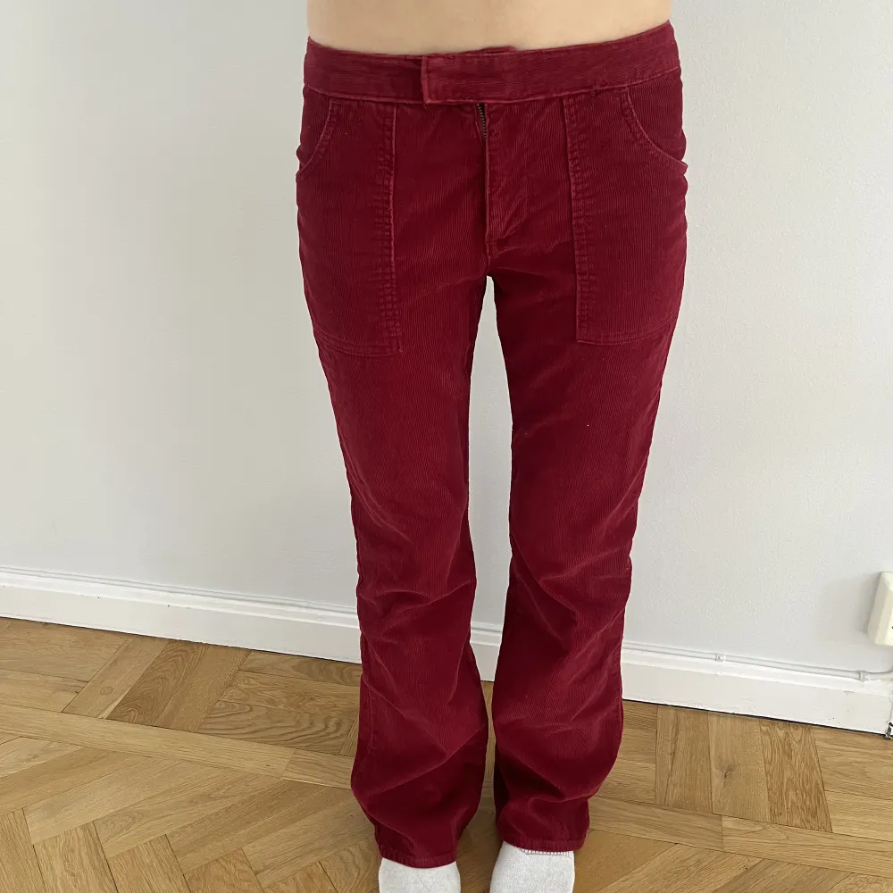 Trendiga och coola röda lowwaist manchester byxor som går att stylea sjukt coolt!  Midjemått- 38 cm Innerbenslängd- 80 cm. Jeans & Byxor.