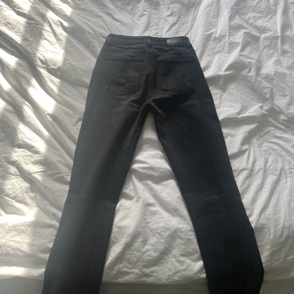 Svarta högmidjade raka jeans i bra skick från ONLY i storlek 26/32. Har inga bilder på, eftersom de är för små!  Slutar vid ankeln. . Jeans & Byxor.