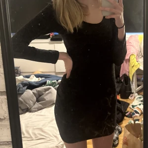 Svart klänning  - Jättefin o skön klänning med långa armar, har en ”skrunch” på ena sidan så man får fin figur. Säljer pga att den är för liten för mig, alltså är den knappt använd 😊💕