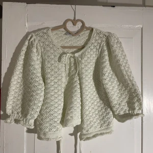 Virkad kofta - Jag säljer denna fina virkade kofta då den aldrig kommit till användning. Koftan är i storlek S men passar även M.  