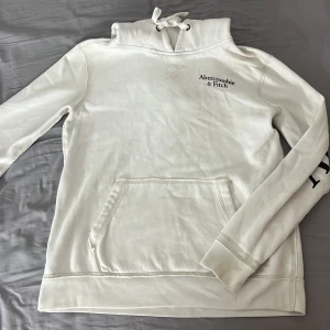 Abercrombie&Fitch hoodie - Säljer denna supersnygga hoodie eftersom den tyvärr aldrig kommit till så mkt användning! Den är väldigt svår att hitta. Köparen står för frakten men jag kan mötas upp i Sthlm😍 