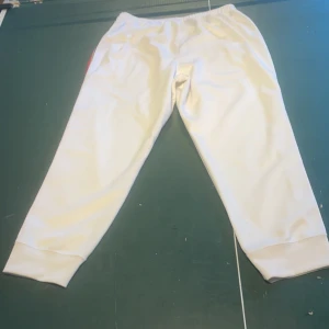 Nike byxor  - Vita Nike byxor, pris 350 nypris 700, de är knappt använda och i fint skick, de är storlek S