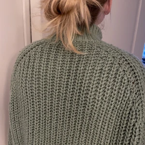 Stickad grön tröja - Jättefin och mysig stickad tröja. Den är köpt på HM för några år sedan💗