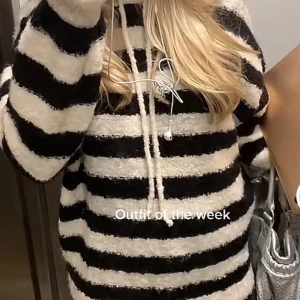 Stickad zara tröja  - Så najs stickad hoodie från zara, storlek S, sitter snyggt oversized💕💕