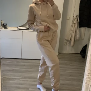 Mjukis set  - Oanvänt mjukis set. Hoodie i storlek xs och mjukisbyxor storlek M (sitter som en S men passar även dem som har strl M). Färgen skulle jag nog beskriva som en blandning mellan laxrosa och ljus gammelrosa 