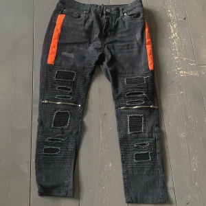 Jeans  - Svart/oranga jeans inköpta från Zalando stl 32/30. Har använt ett fåtal gånger. 