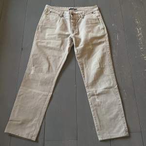 Beiga jeans har aldrig använt dom helt nya. Stl 32/30