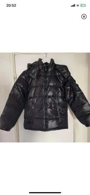 Vinterjacka  - Vinterjacka i storlek M. Väldigt fin och knappt använd. Skriv privat för fler bilder. Pris kan diskuteras 