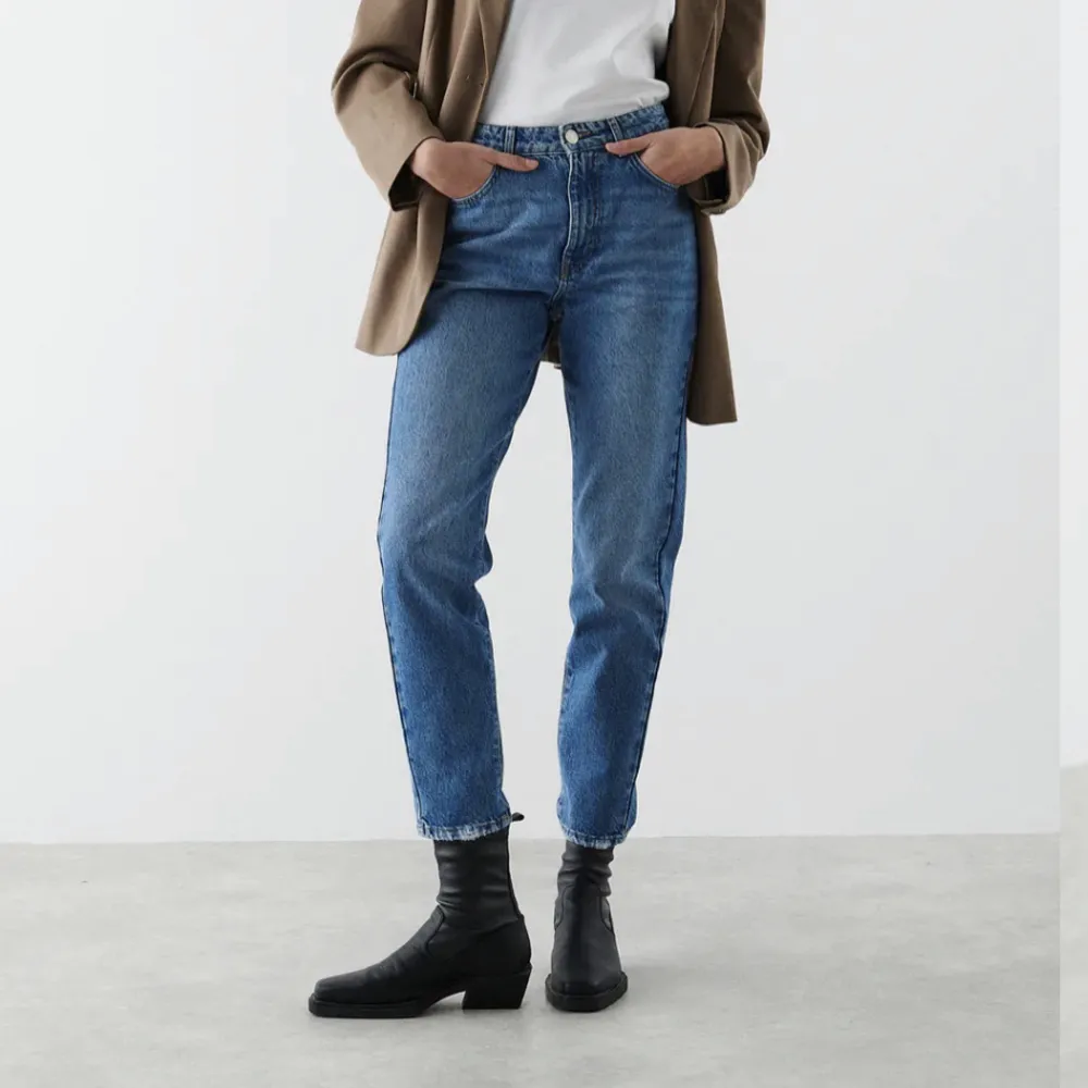Jeans från Gina tricot, modell dagny mom jeans. Använda en handfull gånger. Nypris 499kr. Jeans & Byxor.