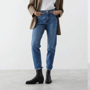 Jeans från Gina tricot, modell dagny mom jeans. Använda en handfull gånger. Nypris 499kr