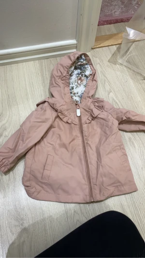 Vårjacka strl 80 oanvänd  - Barn vårjacka oanvänd 