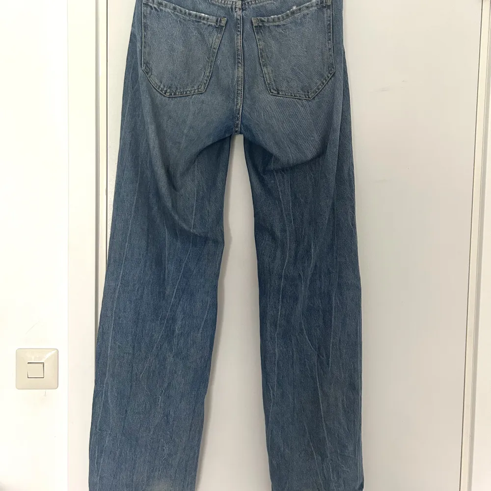 Säljer dessa jeans ifrån Berskha i storlek 36 för 250 kr. Det är i modellen straight men höj midja. Köparen står för frakten och betalningen sker via swish💕. Jeans & Byxor.