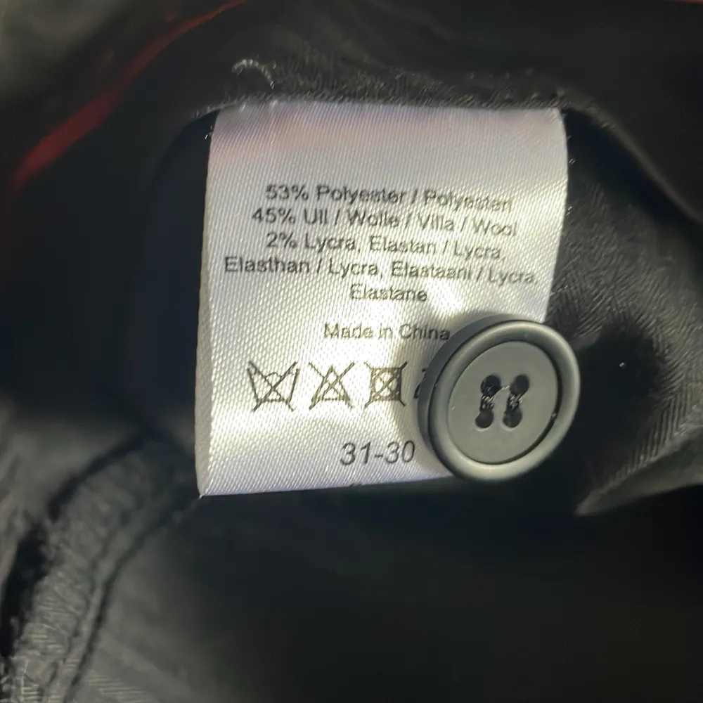 Herrstorlek slim fit 31/30 Nypris 600kr dressman Använda 1 gång för ca 1 år sedan Säljer för 350kr. Jeans & Byxor.