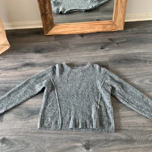 Grå tjocktröja - Grå stickad tröja från bik bok i strl M.