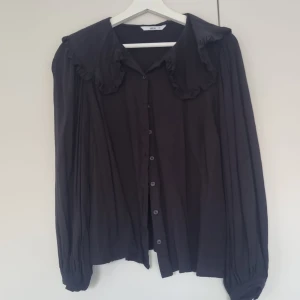 Blus med volangkrage - Storlek 40, endast använd en gång. Volangkrage och ballongarm.