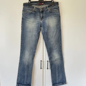 Lågmidjade jeans  - Lågmidjade jeans från blend som passar storlek s. 80 kr + frakt 🥰