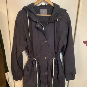 Lindex vårjacka - Lindex vårjacka från 2019 kollektionen. Använd men hel och fin :) 