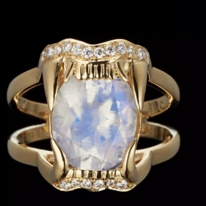 MariaNilsdotter ring  - Säljer min MariaNilsdotter ring då den inte kommer till någon användning längre. Köpt i butik för 8995kr limited edition version som är helt slut såld hör av dig vid frågor💘