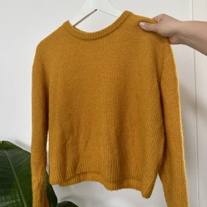 Gosig stickad tröja - Fin stickad tröja från Divided i storlek 38. Stretchig men smickrande passform som passar XS-M beroende på hur man vill att den ska sitta. Även fin att ha uppkavlad. Fint med färg till garderoben nu i vår och sommar, men även till hösten. 