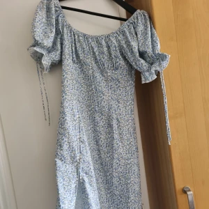 Somrig klänning  - Somrig blå klänning från Shein stl xs. Knappt använd.