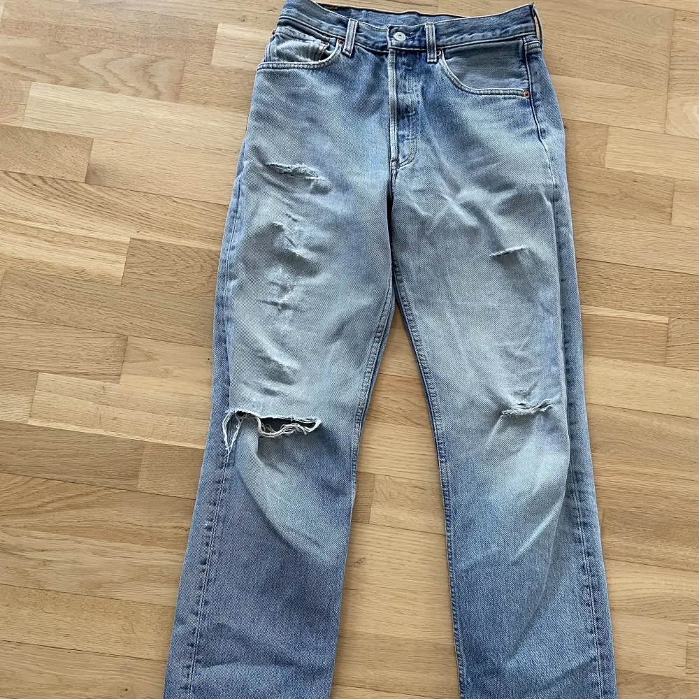 Vintage Levis 501or! Passar mig som är 173 och har S i byxor. Ganska slitna (håliga vilket syns på bilden). Sitter så fint på! . Jeans & Byxor.