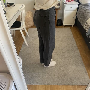 High wasted Jeans - Säljer ett par svarta högmidjade jeans. Säljes pga för små. Supersköna på mig som har strl 38 sitter dom löst runt benen och lite tightare upp mot höfterna. För korta för mig som är 165 ish. Bra skick.