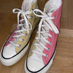 svincoola chuck taylor converse som använts väldigt sparsamt! inga synliga defekter förutom en ytterst liten smutsfläck ovanför conversemärket på bild 2💗 frakten kostar 69kr💗 skickar i originalförpackningen💗