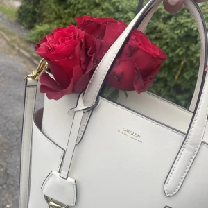 ralp lauren väska - perfekt skick och äkta såklart  nypris ca 2000 