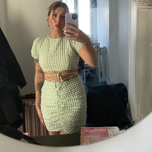 Bershka set  - Ett så somrigt och fint set från bershka med öppen rygg. 😮‍💨S i toppen och m i kjolen!