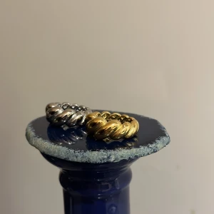 Ring  - Vi säljer dessa fina ringar i både guld och silver. De är stilrena och passar till allt. Tveka inte på att höra av er om ni är intresserade eller har frågor. Färg: Guld & Silver (Stainless Steel) 