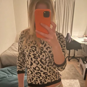 Leopard tröja 🐆  - Såå snygg leopard tröja kan används  till fest och andra tillfällen 💕