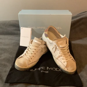 Philippe Model - Säljer ett par Philippe Models i storlek 41 men som passar 42. Hör av er om intresse eller frågor.