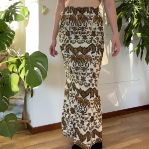 Glittrig kjol - Super fin lång kjol sydd i sjöjungfru form. Den är gulligt glittrig (se sista bild). Så himla vacker speciellt när solen lyser på! Fint skick! Kolla gärna in resten av grejerna jag säljer och spara på frakt vid köp av flera saker!