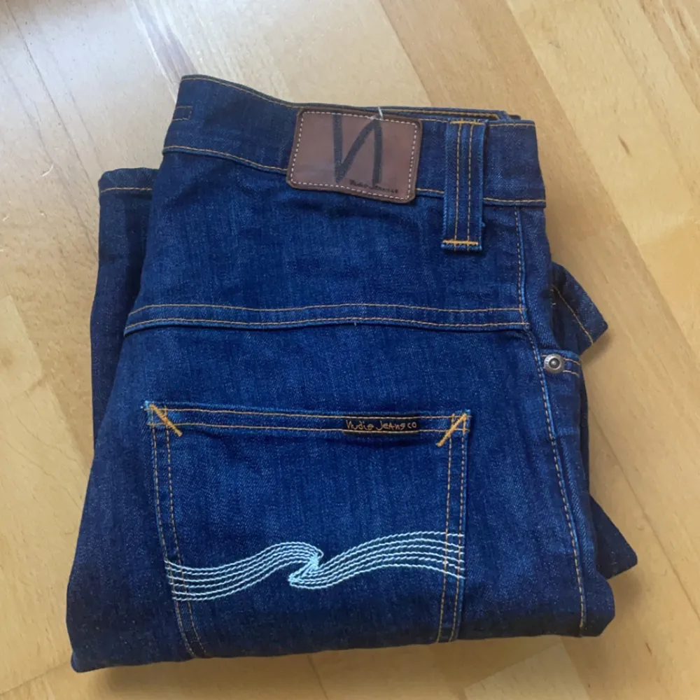 Säljer dessa feta nudie jeans i thinn Finn modellen. Nypris ligger på 1699kr och jeansen är i ett 10/10 skick.. Jeans & Byxor.