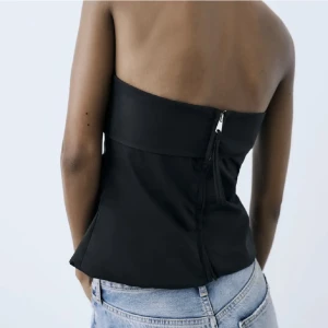 Zara top  - Säljer denna jättefina toppen från zara. Den är aldrig använd och har prislapp kvar. Den är i beige💕