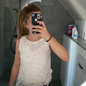 Blommig detaljerad tröja - Har använts ungefär 2 gånger.