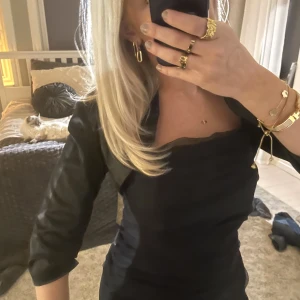 Svart satin bolero  - Skit cool!!