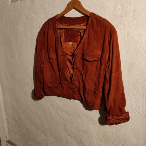 Vintage jacka mocka chic 80-tal läder boho hippie  - Mockajacka, märkt 100% real leather. Vintage, 70-80-tal. Kortare modell med vaddering i axlarna. Paisleymönstrad insida i siden. Märkt stl 40. Se mått längst ner på bilden. Jag uppskattar den till s-m. Vansinnigt läcker. Det följer med en extra knapp. 