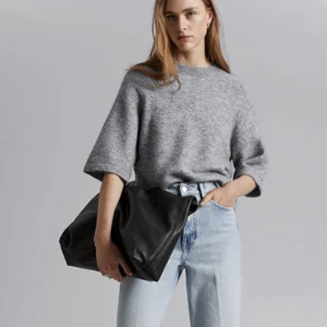 Stickad trekvartsärmad tröja - Grå slutsåld tröja från & other stories i nyskick❤️köpt för 690