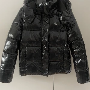 Calvin Klein jacka - Hej!  Jag säljer min fina Calvin Klein jacka! Bra Skick, köpt för ca 2 veckor sedan! Inga hål eller repor mm💕 Hör av er vid intresse!