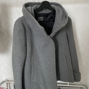 Zara vinterjacka  - Jättesnygg jacka från Zara, som är slutsålda. sitter bra . 🌟