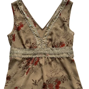 Blus - Supergullig blus med blommor🌸