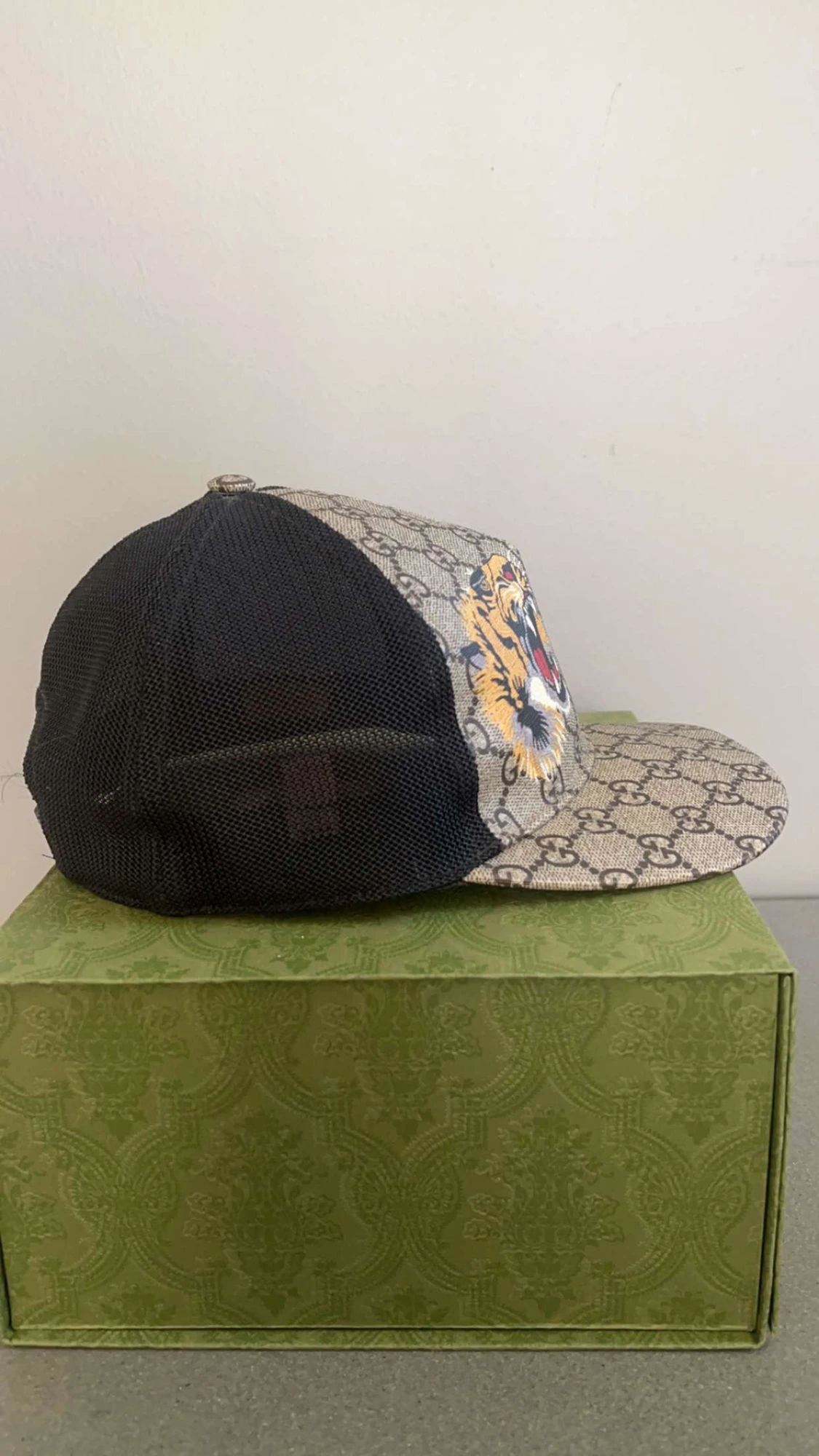 Gucci leather cap - 90
