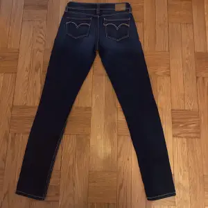 Lågmidjade jeans från Levis  Slim fit  Midjemåttet är 34cm tvärsöver Innerbensmåttet är 75cm