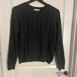 En mörk grå stickad tröja från H&M. Storlek S 