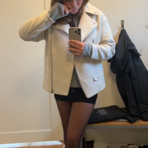 Kappa - Vit/ beige kappa från H&M. Använd 1 vinter💓