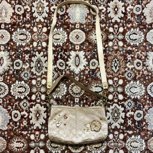 Coach Shoulder Bag - This pre-owned item is in a vintage state, displaying visibel signs of prior use.  Includes our certificate of authenticity  DM for inquiries.  Sent tracked with PostNord, 1-2 days delivery